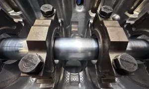Detailaufnahme eines Motorgehäuses mit der Kurbelwelle eines Autos, die auf Lagerschalen ruht.
