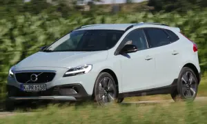 Ein hellblauer Volvo V40 Cross Country fährt auf einer Landstraße.