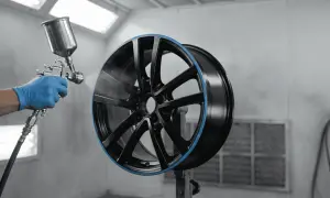 Felge wird schwarz lackiert. Informieren Sie sich über auto schwarz lackieren kosten für ein neues Aussehen.