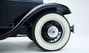 Detailansicht eines Oldtimers mit weißwandigen Reifen. Die reifen umrechnung alt neu ist hier nicht relevant, da es sich um ein Originalteil handelt.