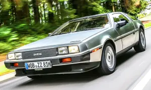 Silberner DeLorean DMC-12 rast durch eine grüne Allee.