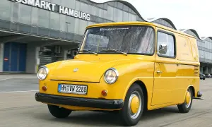 Gelber VW Fridolin, ein kultiger Lieferwagen, fährt vor dem Großmarkt Hamburg.