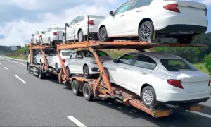 Autotransporter mit neuen Autos auf dem Weg zum auto import nach Deutschland aus EU.