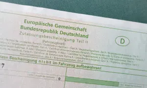 Zulassungsbescheinigung Teil II (Fahrzeugbrief) für das Auto. Wichtig für die Ummeldung ohne Kaufvertrag.