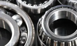 Nahaufnahme von Metallkugellagern. Wenn Sie sich fragen, was die radlager wechseln kosten, sind dies die Teile, die ausgetauscht werden müssen.