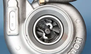 Beschädigtes Turbolader-Schaufelrad. Die **Turbolader Reparatur Kosten** können je nach Schaden variieren.