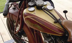 Detailansicht einer alten Indian mit charakteristischer Patina-Lackierung. Der Tank zeigt rote und cremefarbene Streifen.