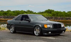 Dunkelgrauer Mercedes Hammer Coupe mit sportlichen Felgen steht am Wasser.