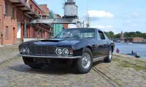 Schwarzer Aston Martin DBS, ein Klassiker unter den englischen automarken 1960, steht am Hafen.