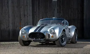 Silberner Cobra Shelby mit schwarzen Streifen, bereit für die Rennstrecke.