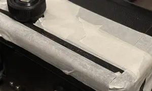 Reparatur einer alten Kamera: Mit Klebeband wird der Riss im Bakelit fixiert, bevor der Kleber trocknet.
