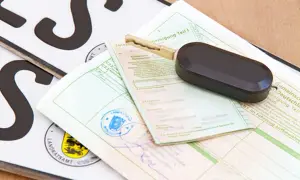 Kfz-Papiere, Nummernschilder und Autoschlüssel. Brauche ich einen Kaufvertrag, um ein Auto anzumelden? Ja, oft ist er nötig.