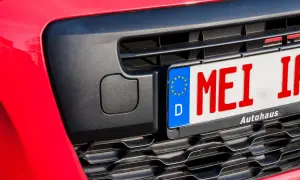 Rotes Kennzeichen "MEI IF" an einem roten Auto, bereit für das Fahrtenbuch.