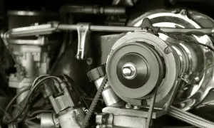 Nahaufnahme eines Motors mit Keilrippenriemen. Informieren Sie sich über die keilrippenriemen wechseln kosten.