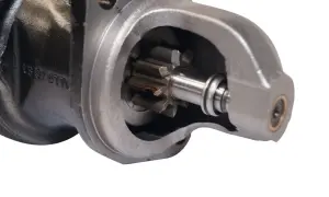 Detailaufnahme eines Anlassers, der zeigt, wie das Ritzel in das Gehäuse greift. Ein Anlasser ist entscheidend, um den Motor zu starten.