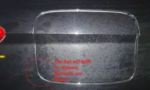 Der Tankdeckel geht nicht auf, weil er in diesem Bereich am Blech schleift.