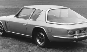 Ein Jensen Interceptor Auto steht auf einer Wiese. Das Heck des Wagens mit dem Kennzeichen "HEA ID" ist zu sehen.