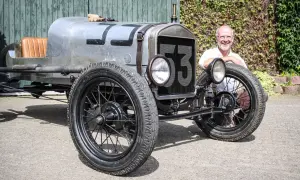 Ein Mann lächelt neben einem Oldtimer mit der Nummer 53. Wann ist ein Youngtimer steuerfrei?