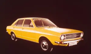 Gelber Audi 80 LS von 1970, ein Klassiker mit zeitlosem Design.