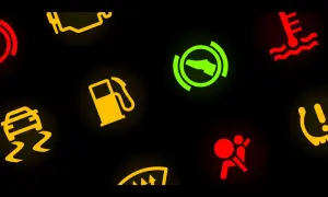 Verschiedene leuchtende Kontrollleuchten im Auto: Motor, Tank, Bremse, Airbag, Temperatur, ESP und mehr.