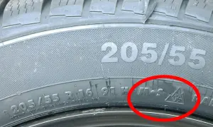 Nahaufnahme eines Reifens mit der Kennzeichnung 205/55 R16. Das M+S-Symbol und das Schneeflockensymbol im Dreieck bestätigen die Kennzeichnung Winterreifen.