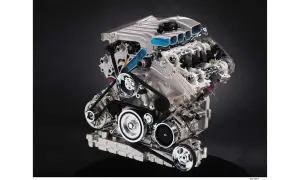 Ein detaillierter W8 Motor mit sichtbaren Riemen und Komponenten, bereit für Höchstleistung.