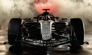 Ein Mercedes Formel 1 Auto in voller Pracht, umgeben von Nebel und rotem Licht. Die **Mercedes Lackierung Kosten** sind hoch, aber das Ergebnis ist atemberaubend.
