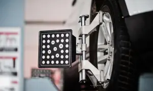 Messgerät zur Achsvermessung am Auto. So wird die Spur verstellt, um die Fahrstabilität zu optimieren.
