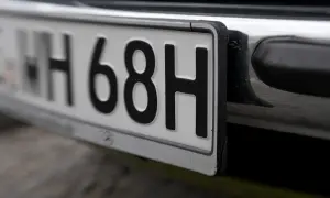 Nummernschild eines Oldtimers, bereit für die Zulassung. WH 68H.