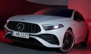 Sportlicher Mercedes A-Klasse mit markantem Kühlergrill und LED-Scheinwerfern, beleuchtet von rotem Licht.