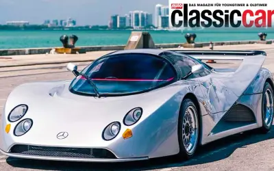 Silberner Lotec C1000 Supersportwagen mit markantem Heckspoiler und futuristischem Design, bereit für die Rennstrecke.