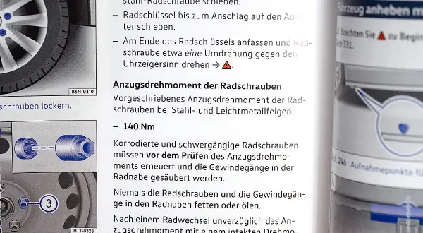 Anleitung zum **Reifen wechseln**: Radschrauben lösen, Anzugsdrehmoment prüfen. Wichtige Hinweise zur Montage.