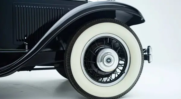 Detailansicht eines Oldtimers mit weißwandigen Reifen. Die reifen umrechnung alt neu ist hier nicht relevant, da es sich um ein Originalteil handelt.