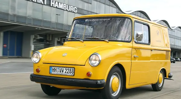 Gelber VW Fridolin, ein kultiger Lieferwagen, fährt vor dem Großmarkt Hamburg.