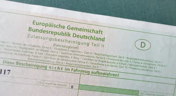 Zulassungsbescheinigung Teil II (Fahrzeugbrief) für das Auto. Wichtig für die Ummeldung ohne Kaufvertrag.