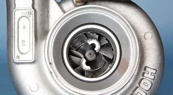 Beschädigtes Turbolader-Schaufelrad. Die **Turbolader Reparatur Kosten** können je nach Schaden variieren.