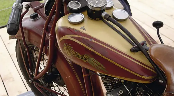 Detailansicht einer alten Indian mit charakteristischer Patina-Lackierung. Der Tank zeigt rote und cremefarbene Streifen.