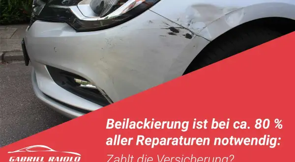 Beschädigter silberner Kotflügel mit Kratzern und Dellen. Beilackierung ist bei ca. 80% aller Reparaturen notwendig. Zahlt die Versicherung?
