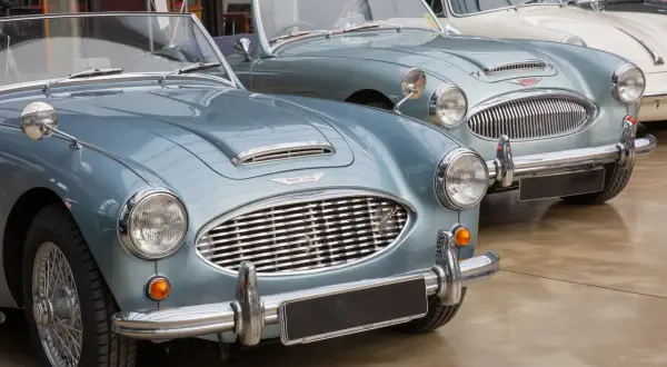 Zwei Austin-Healey Roadster in Hellblau, bereit, um sie aus England zu importieren. Klassische Schönheit auf Rädern.