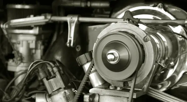 Nahaufnahme eines Motors mit Keilrippenriemen. Informieren Sie sich über die keilrippenriemen wechseln kosten.