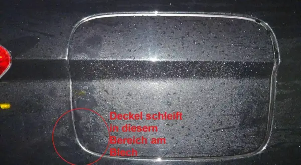 Der Tankdeckel geht nicht auf, weil er in diesem Bereich am Blech schleift.