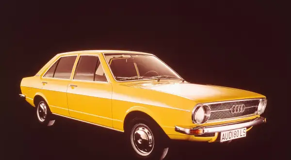 Gelber Audi 80 LS von 1970, ein Klassiker mit zeitlosem Design.