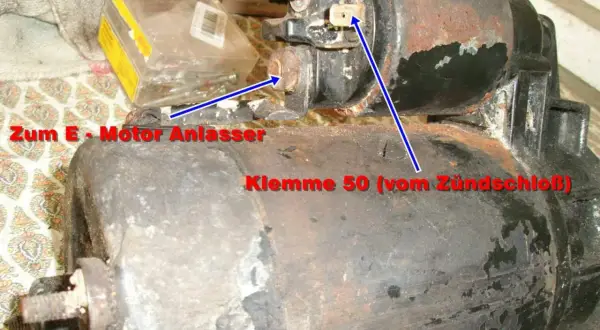 Anlasser testen: Batterieanschluss, Magnetschalter und Klemme 50 (vom Zündschloss) sind markiert.