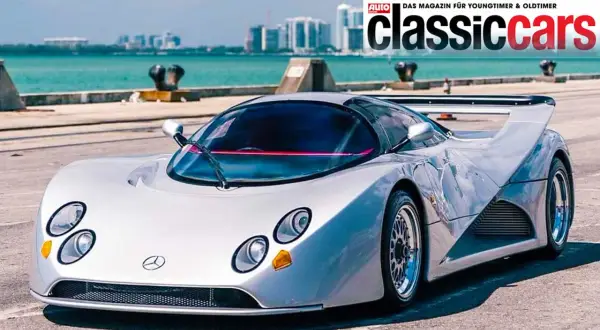 Silberner Lotec C1000 Supersportwagen mit markantem Heckspoiler und futuristischem Design, bereit für die Rennstrecke.