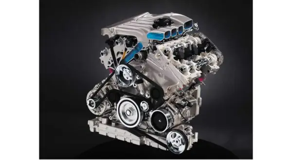 Ein detaillierter W8 Motor mit sichtbaren Riemen und Komponenten, bereit für Höchstleistung.