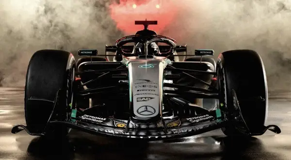 Ein Mercedes Formel 1 Auto in voller Pracht, umgeben von Nebel und rotem Licht. Die **Mercedes Lackierung Kosten** sind hoch, aber das Ergebnis ist atemberaubend.
