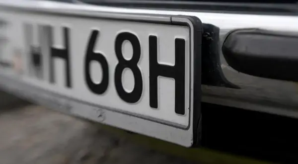 Nummernschild eines Oldtimers, bereit für die Zulassung. WH 68H.