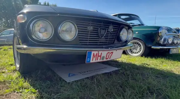 Oldtimer mit Kennzeichen MH 07. Die Versicherung für dieses Schmuckstück ist sicher gut angelegt.