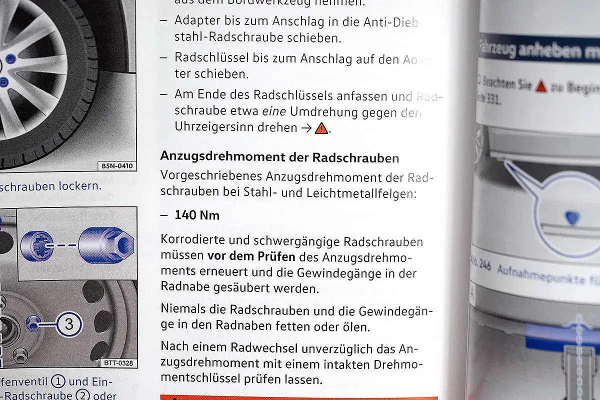 Anleitung zum **Reifen wechseln**: Radschrauben lösen, Anzugsdrehmoment prüfen. Wichtige Hinweise zur Montage.