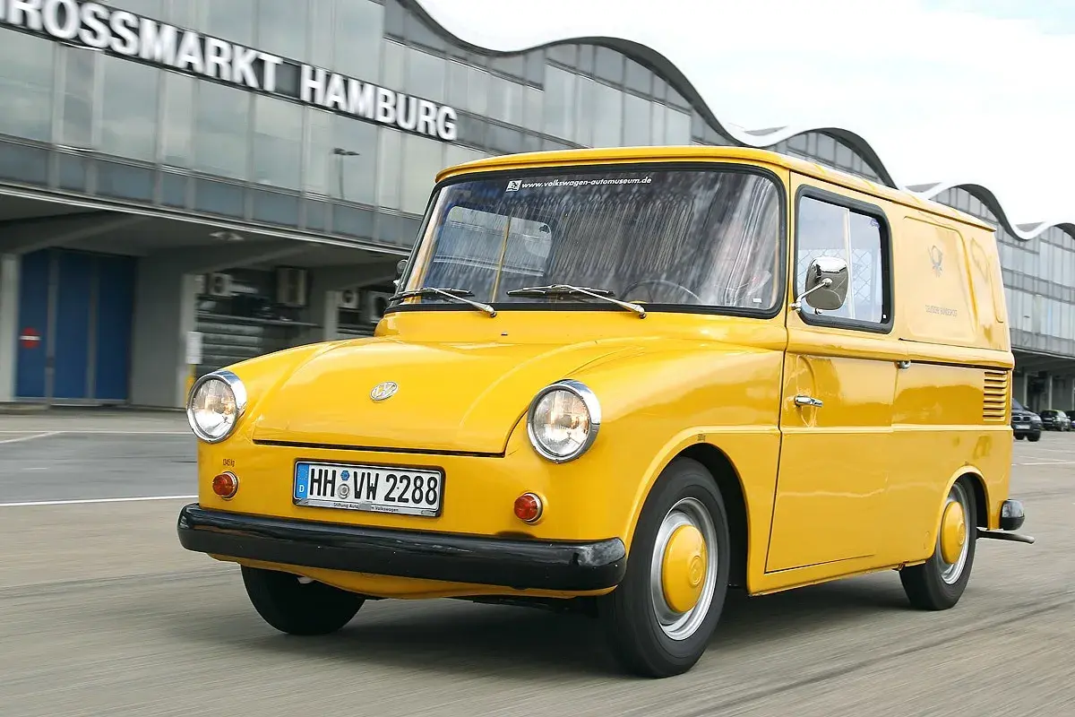 Gelber VW Fridolin, ein kultiger Lieferwagen, fährt vor dem Großmarkt Hamburg.